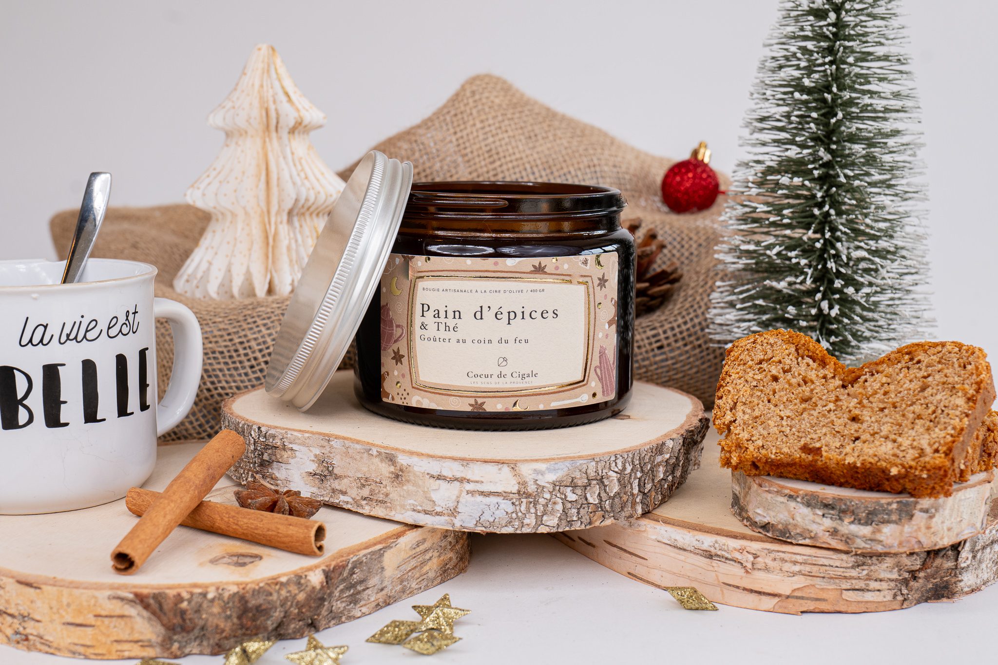 bougie-de-noel-pain-depices-the Bougie de Noël Pain d'épices et thé, fabriquée en Provence. Coeur de Cigale.