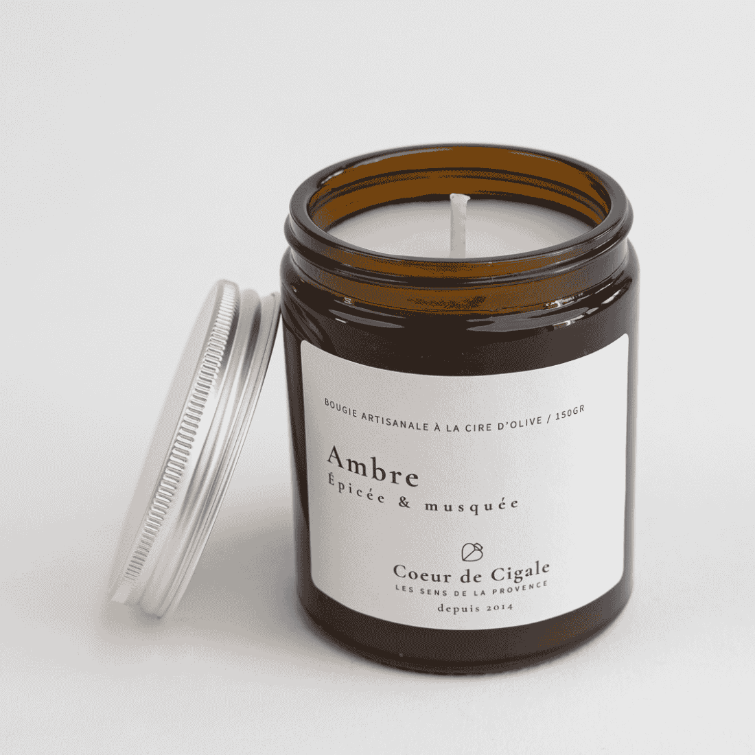Bougie ambre, parfum épicé et musqué. Création artisanale.
